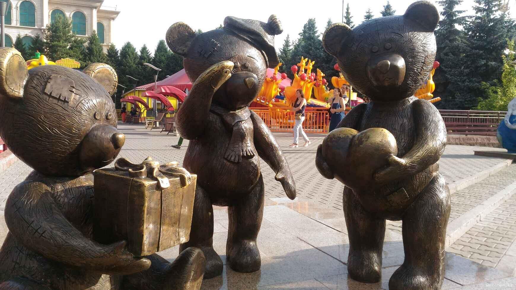 Скульптура мишек в парке аттракционов